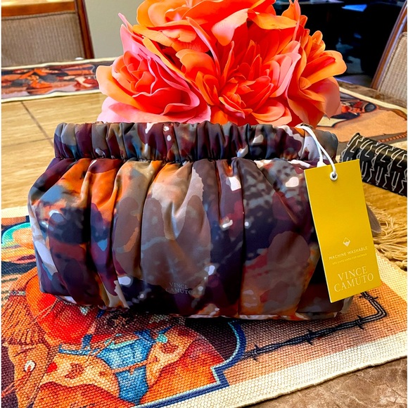 Vince Camuto Clutch NWT 10 X 6 - Picture 1 of 15